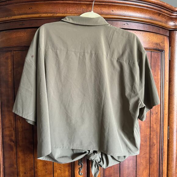 Wayre Tie Front Button Up Crop Travel Top in Fern Green XXXL - Picture 3 of 7
